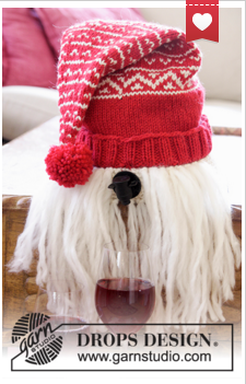 Housse de vin Père Noël DROPS en ”Nepal” et barbe en ”Eskimo”, avec jacquard nordique et pompon.